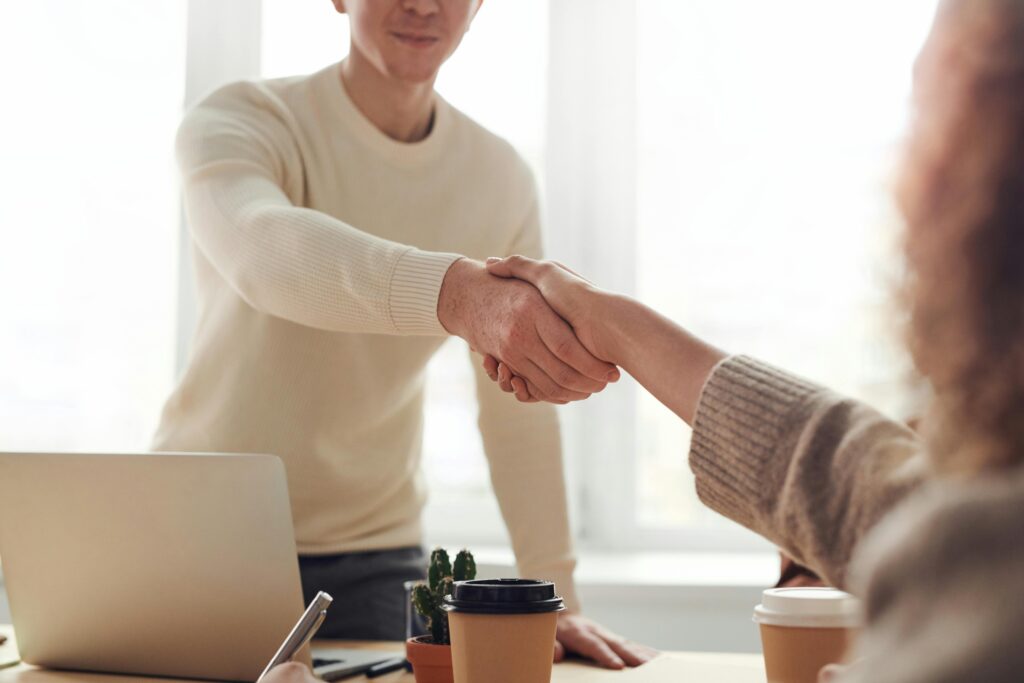 Quais são as melhores práticas para negociar com fornecedores locais?